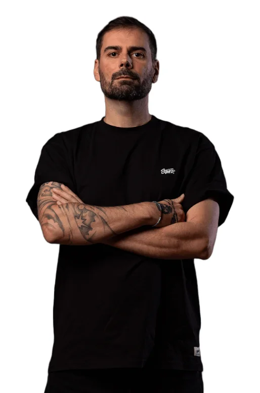 Portrait de Swenny, développeur web freelance à La Rochelle, bras croisés en t-shirt noir